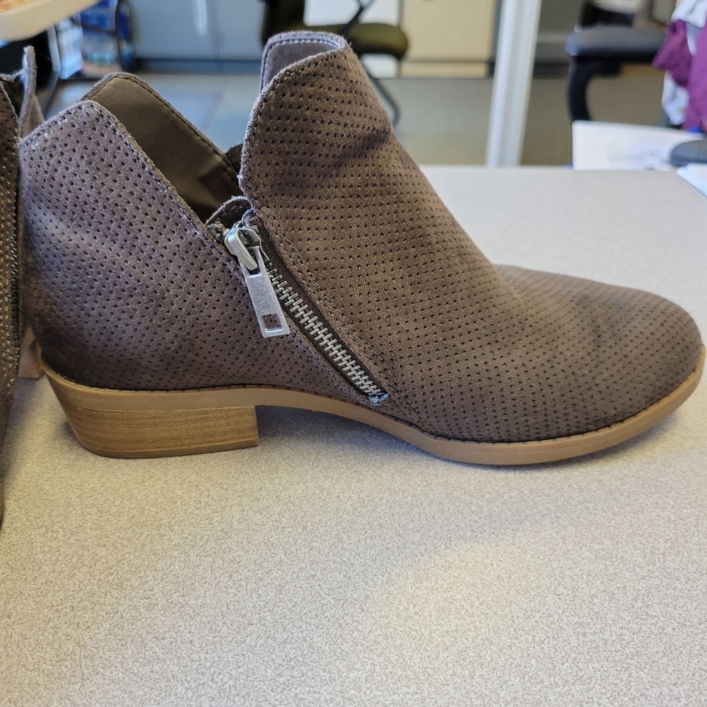 Universal Thread Booties - size 7 - Picture 2 of 4
